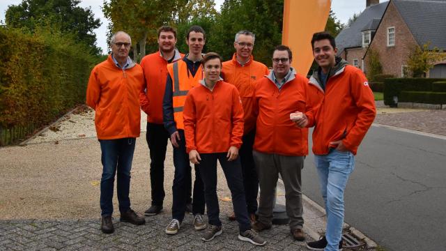 JONGCD&V deelt fietslampjes uit aan fietsende scholieren